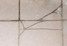 Comment repérer un carrelage fissuré ?